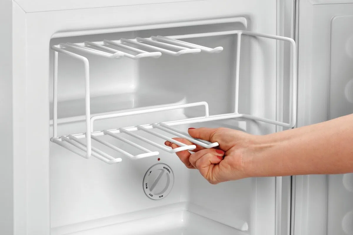 MBH - Mini congelador compacto industrial. Congelador mini para uso profesional. Ideal para enfriar vasos, congelar bebidas e incluso almacenar pequeñas cantidades de alimentos congelados.